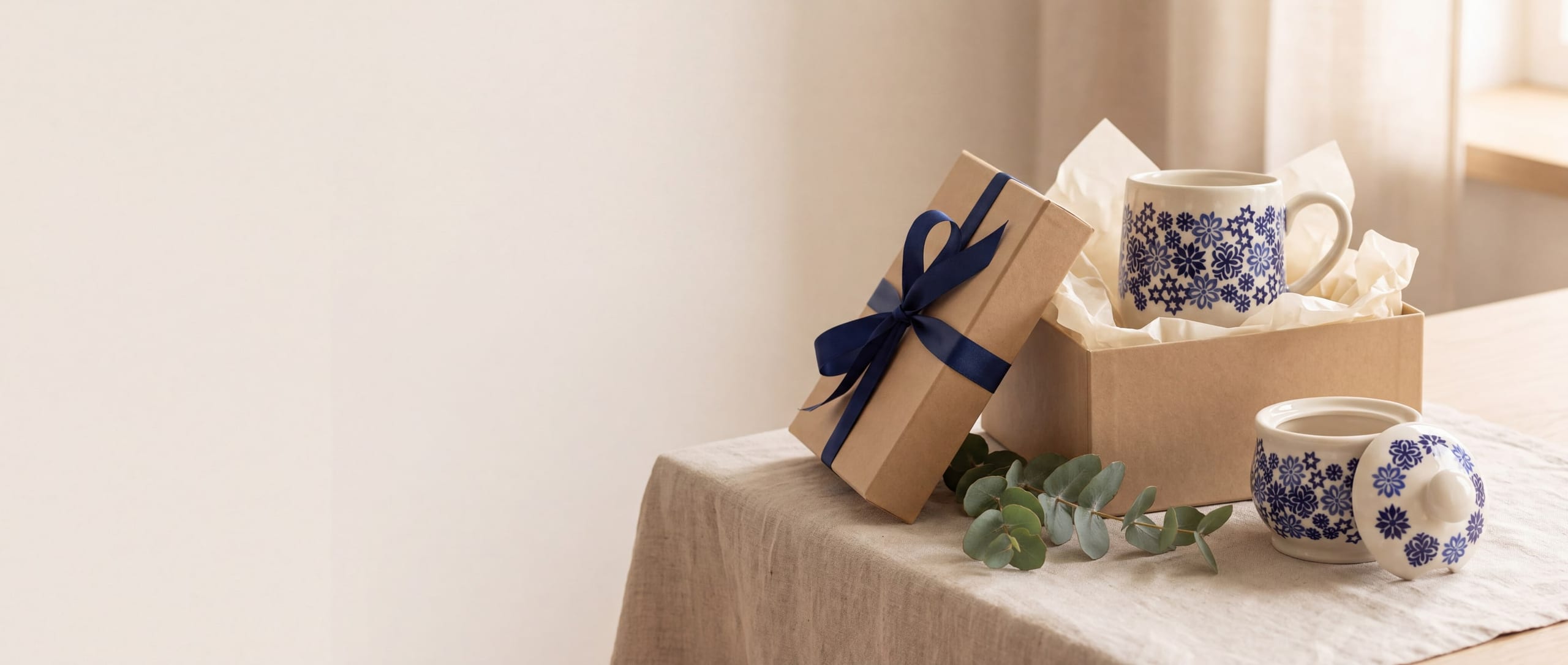 Geschenk von Lady Blue – Becher in einer Schachtel aus Büttenpapier mit dunkelblauem Band